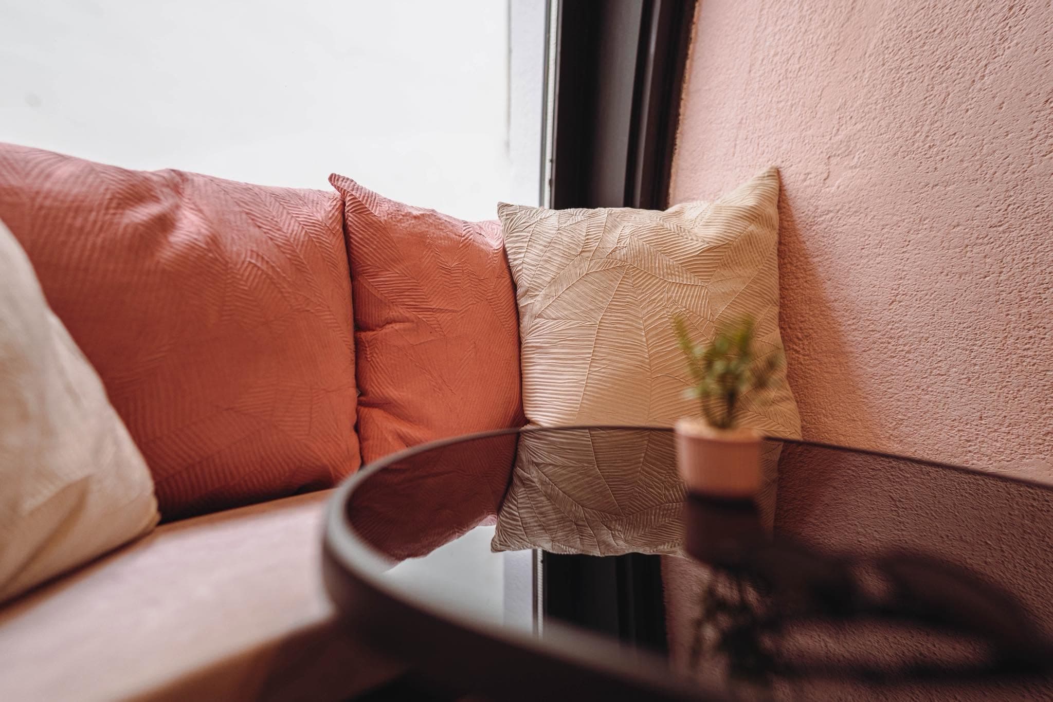 Terrakotta párnák az ablaknál
